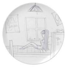 Fille dans le plat de pièce assiettes