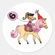 fille de 6 ans sur un poney adhésif rond
