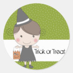 Fille de sorcière de Halloween Adhésifs Ronds