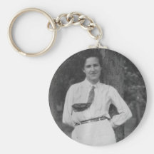 fille des années 1920 par l'arbre porte-clefs