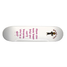 Fille foncée de pasteur planches à roulettes