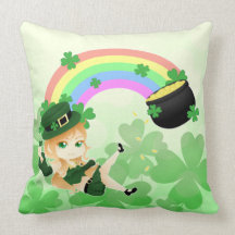 Fille irlandaise mignonne de lutin de chibi avec l coussin