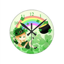 Fille irlandaise mignonne de lutin de chibi avec l pendule