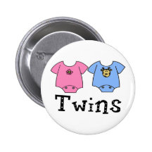 Fille mignonne de la combinaison 1 de jumeaux et 1 badge