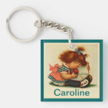 Fille mignonne lisant un livre avec le nom porte-clé