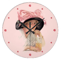 Fille sirotante de soude dans le chapeau horloges murales