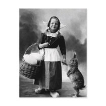 Fille vintage de photo de Pâques avec le grand lap
