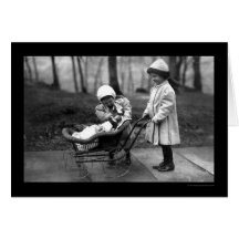 Filles jouant avec une poupée dans un chariot 1912 cartes