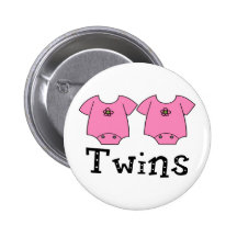 Filles mignonnes de la combinaison 2 de jumeaux badge avec épingle
