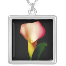 Fleur de lis sur le noir pendentifs