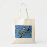 Fleurs blanches de ressort sur l'exposition sacs fourre-tout