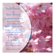Fleurs de cerisier roses épousant des invitations invitations