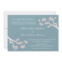 Fleurs de cerisier sur l'invitation bleu de paysag