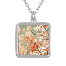 Fleurs roses de cornouiller colliers