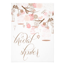 Fleurs roses et invitations nuptiales de douche de