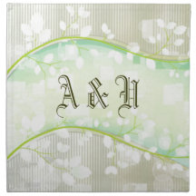 Floral blanc lunatique avec le monogramme serviettes en tissus