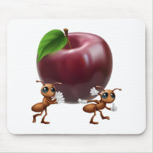 Fourmis portant une grande pomme tapis de souris