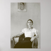 Frida Kahlo a assis avec la peinture de Frida Affiches