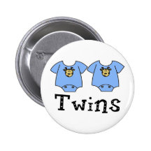Garçons mignons de la combinaison 2 de jumeaux badges