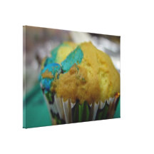 Geëxplodeerd smakelijk cupcake stretched canvas print