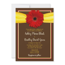Gerbera rouge avec l'invitation jaune de ruban