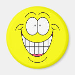 Grand aimant souriant de visage