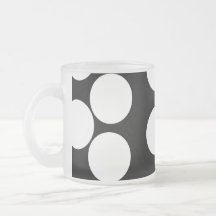 Grands points en noir et blanc. tasse à café