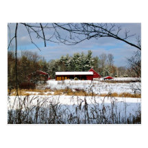 Grange rouge en hiver, carte postale pittoresque d