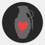 Grenade d'amour - l'amour est un champ de bataille autocollant