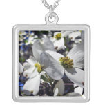 Groupe de fleurs d'arbre de cornouiller pendentif