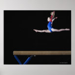 Gymnaste (9-10) sautant sur le faisceau d'équilibr poster
