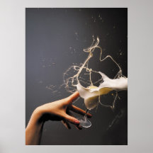 Hand met het vliegende glas likeur posters