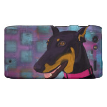 Het glimlachen zwarte doberman op een paarse achte droid RAZR hoesjes