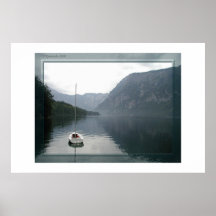 Het meer van Bohinj, uitzicht met een witte boot Print