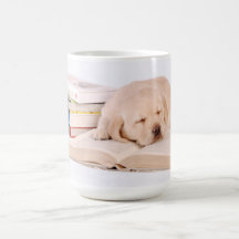 Het puppy van Labrador van de slaap met boeken Mok
