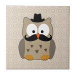 Hibou avec la moustache et le chapeau carreau