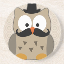 Hibou avec la moustache et le chapeau dessous de verres
