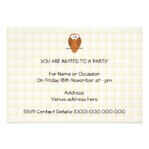Hibou mignon de Brown, fond beige de contrôle Invitations
