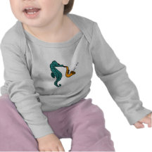 Hippocampe de BA jouant l'équipement de bébé de sa T-shirt