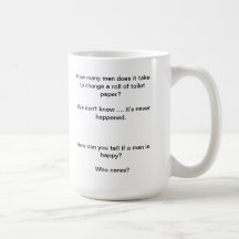 homme frappant la tasse