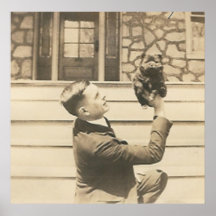 homme supportant le petit animal avec une main posters