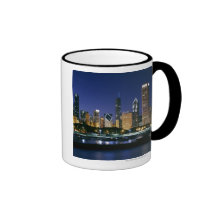 Horizon de Chicago du centre la nuit Mug
