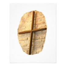 Houten dun kruis op de witte muur van de baksteenk custom uitnodigingen