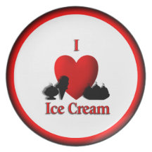 I plat de dîner de crème glacée de coeur assiette