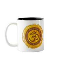Incantation tibétaine avec le symbole d'Aum Tasse
