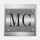 Initiales sur le cadre en métal avec l'aimant de v