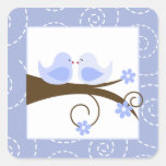 Inséparables (bleus) tourbillonnants d'oiseau épou
