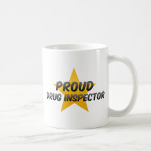 Inspecteur fier de drogue tasse à café