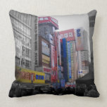 Intersection occupée à Tokyo Coussin