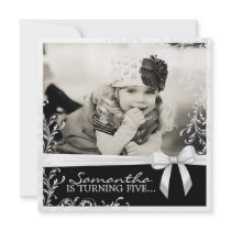 Invitation assez rose et noire de fête d'anniversa